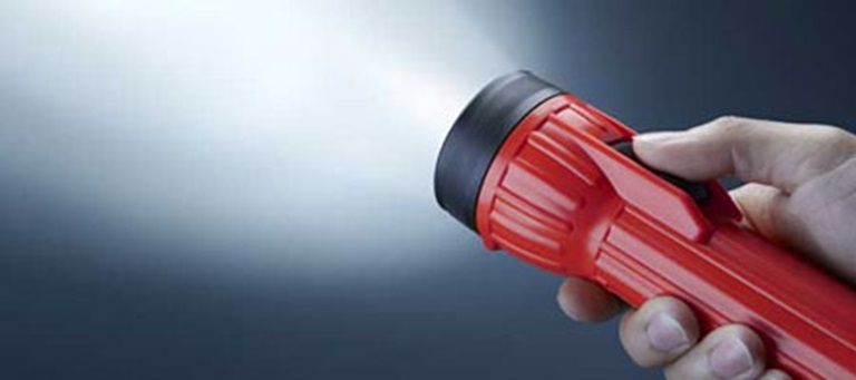 12 essential items everybody should keep in the boot of their car