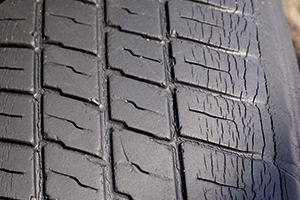 What is wear & tear on tyres? Learn about the wear & tear. Image of a tyre with wear signs. 