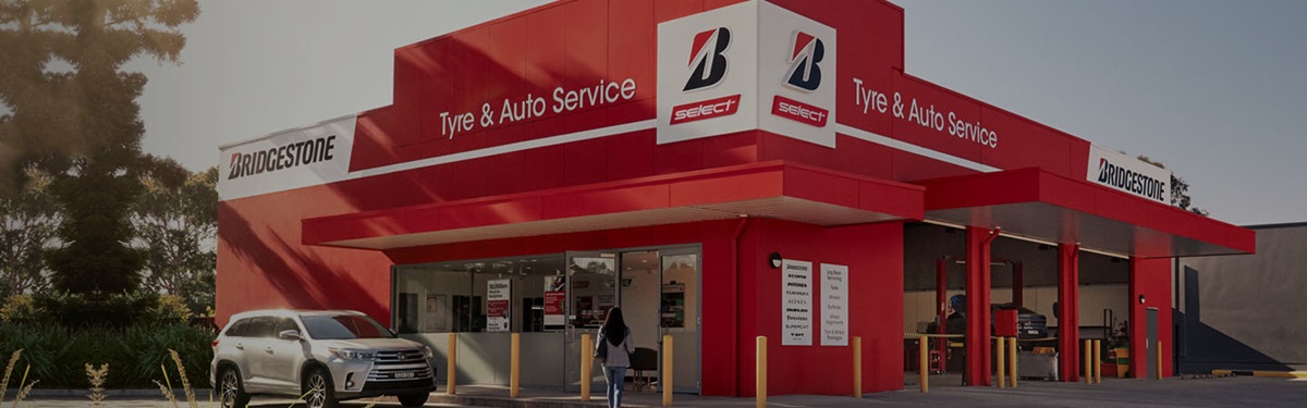Expert tyres mechanic advising about the car to the customer